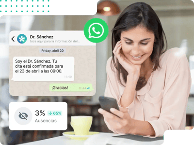 mujer joven revisando su teléfono celular, notificación de Whatsapp de su médico