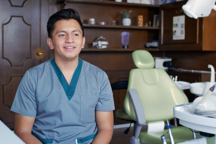 estrategias-de-marketing-para-odontologos-dentista-de-clinica-dental-san-rafael-sonriendo-junto-a-silla-dental