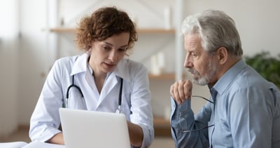 razones-pacientes-no-regresan-doctora-explicando-diagnostico-a-paciente-mayor