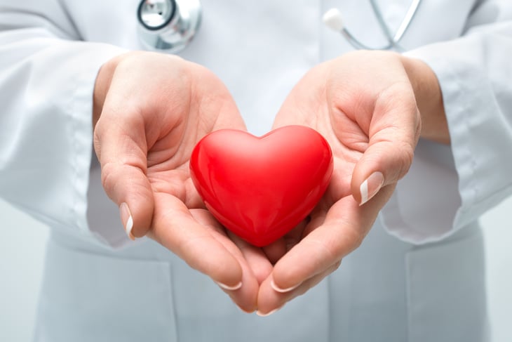 comunicacion-con-el-paciente-demostracion-de-amor-manos-de-doctora-sosteniendo-un-corazon-rojo