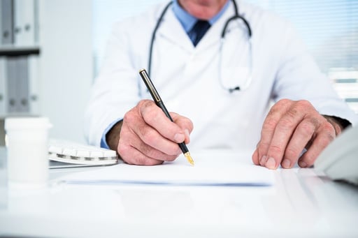 ia en medicina, doctoralia connect, acercamiento a manos de médico escribiendo una receta