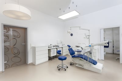 analisis-financiero-para-consultorios-espacio-de-consultorio-odontologico-vacio-con-asiento-azul-para-exploracion-del-paciente