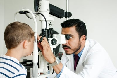 oftalmologo-revisando-ojo-de-un-paciente-menor-de-edad-en-blog-requisitos-para-consultorios-medicos-cofepris