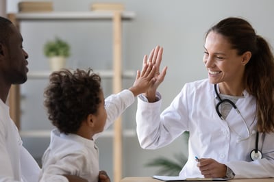doctora-feliz-chocando-su-mano-con-paciente-infante--en-blog-requisitos-para-consultorios-medicos-cofepris