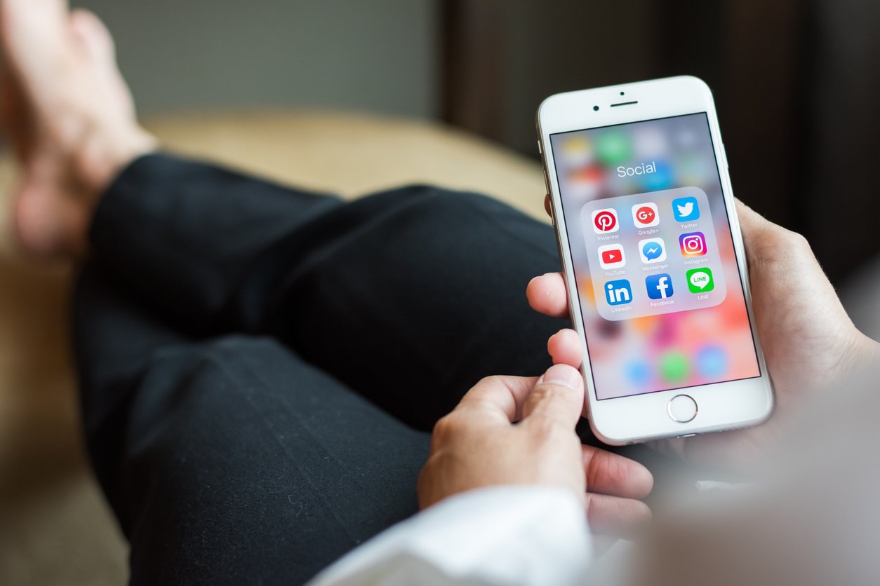 Social-media-app-icons-on-Iphone-7-screen-smartphone-with-mobile-internet-network-technology-for-people-digital-4.0-lifestyle.-1050964196_1258x838