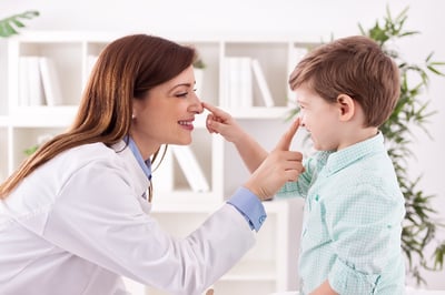 doctora-pediatra-con-paciente-nino-tocando-su-nariz-mientras-el-otro-hace-lo-mismo--en-blog-requisitos-para-consultorios-medicos-cofepris