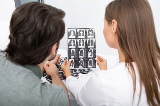 Pulmonologist-showing-a-man-patient-a-CT-scan-of-his-lungs-during-a-consultation.-Pneumonia,-coronavirus,-lung-disease-1272487149_727x485