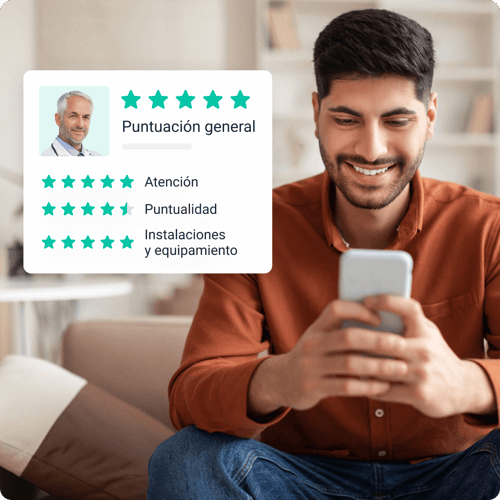 marketing digital médico, tendencias, paciente viendo reputación digital de doctor en su celular