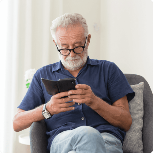 marketing digital médico, tendencias, hombre mayor revisando su teléfono celular