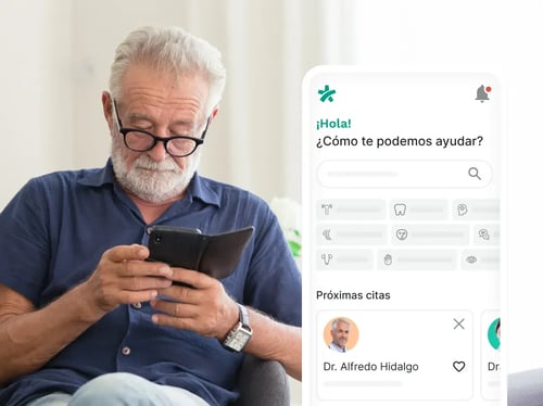 marketing digital médico, tendencias, hombre mayor revisando app de doctoralia
