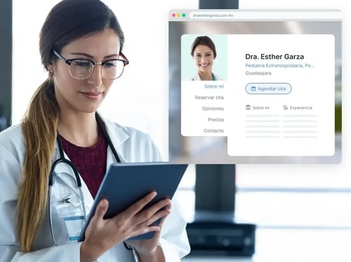 marketing digital médico, tendencias, doctora joven con lentes revisando su página web