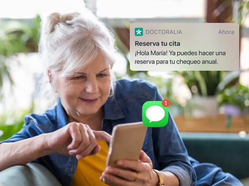 marketing digital médico, tendencias, mujer mayor revisando recordatorio de doctoralia en su celular
