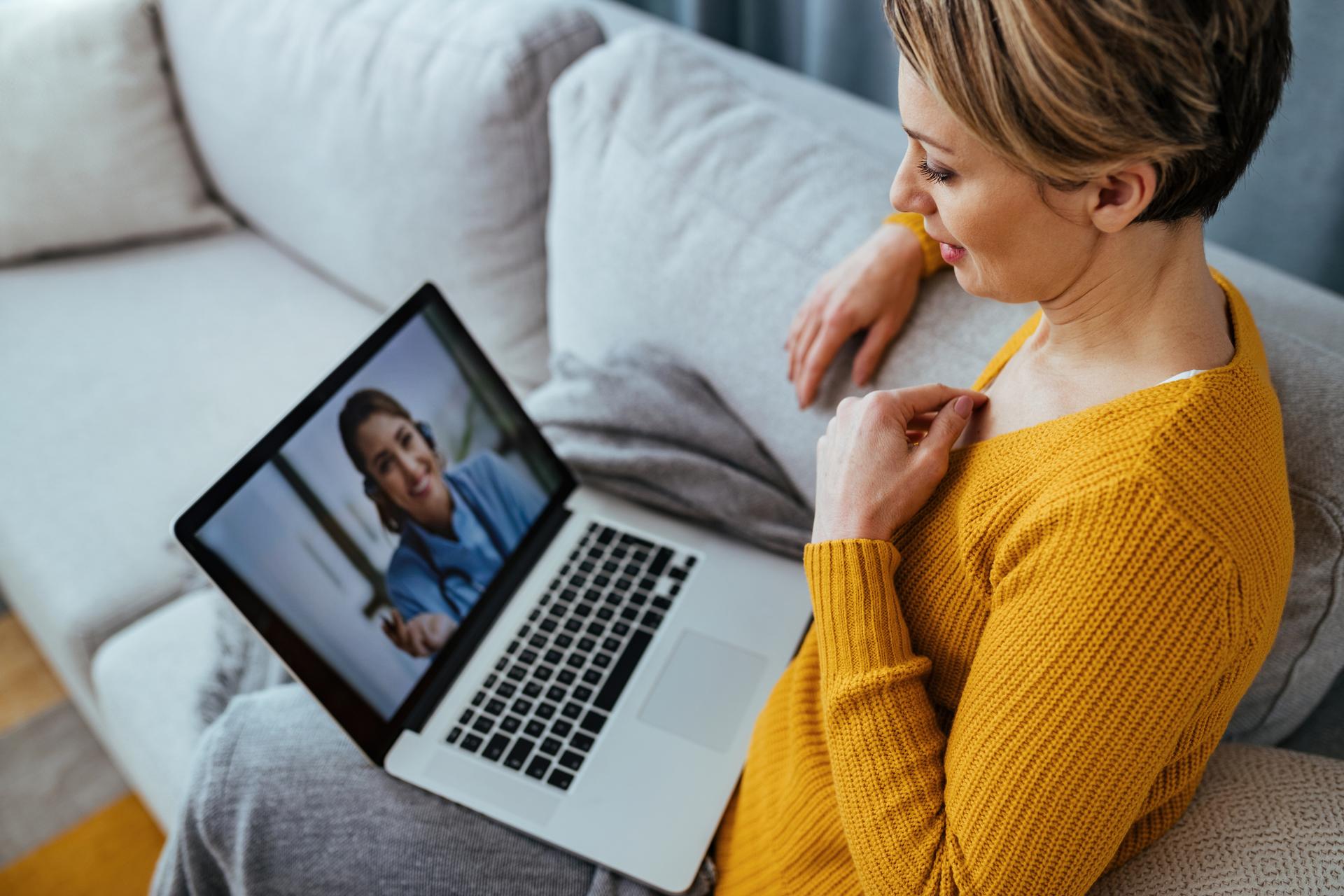 Para pacientes que viven en otro país, las herramientas digitales, como la videoconsulta o telemedicina, es fundamental para un buen seguimiento.