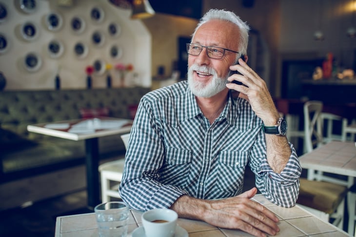 hombre-llamando-reserva-cita-doctoralia-phone