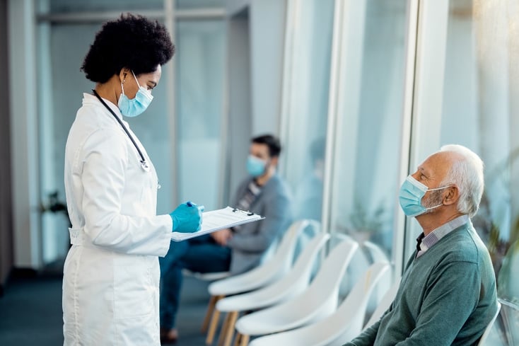 doctora y paciente en la sala de espera de un centro médico